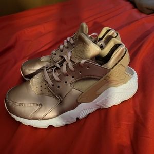 Gold women's Haurache running shoes